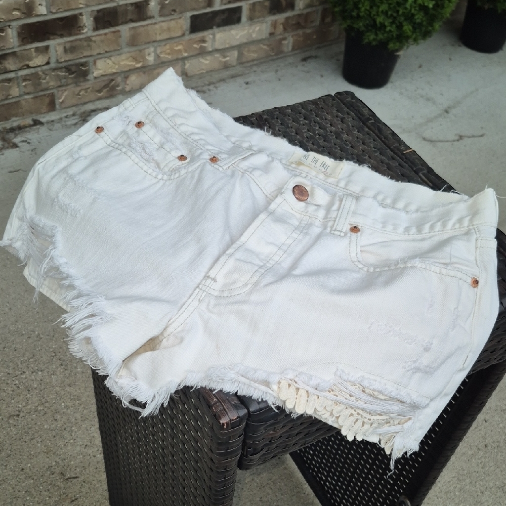 We The Free Avery Distressed Jean Shorts Bone Size 30